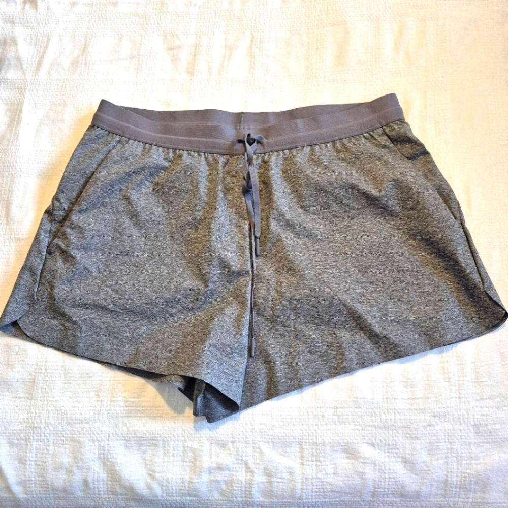 Uniqlo women's XL gray running shorts, 3 pocket, 1 zips closed EUC